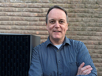 NGC.Tec Privatkunde Sven Rickert neben seiner Wärmepumpe