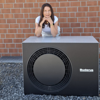 Privatkundin Tina Herberg mit ihrer Buderus Wärmepumpe von Westfalen Energietechnik